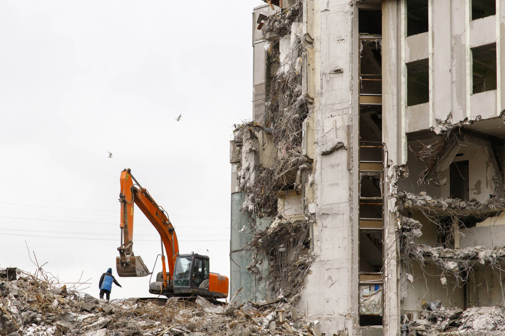 Building of the former hotel demolition for new construction, using a special excavator-destroyers. Complete highly mechanized demolition of building structures.